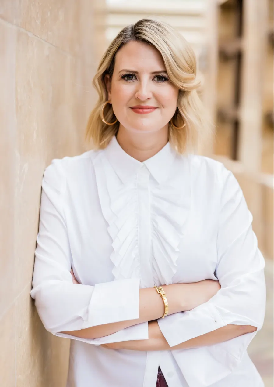Businessportrait einer Frau mit natürlichem Make-up vom Make-up Artist in München