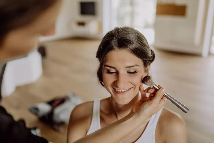 Make-up Artist zeigt einer Kundin im 1:1 Coaching das typgerechte Schminken