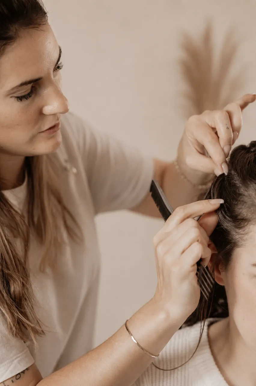 Visagistin Mona Rosario beim Hairstyling einer Kundin in München