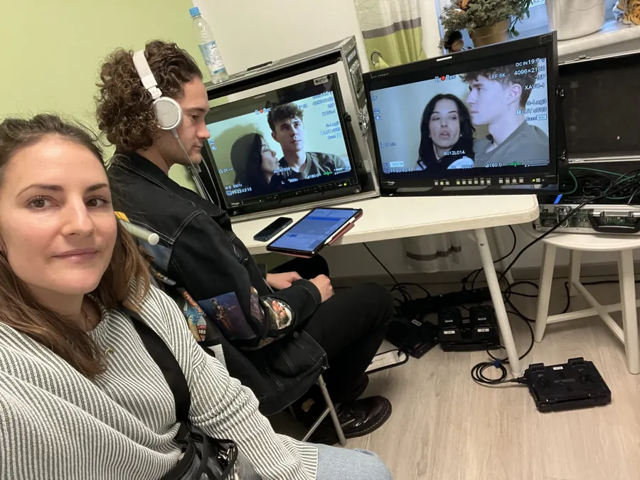Mona Rosario am Monitor während einer TV-Produktion
